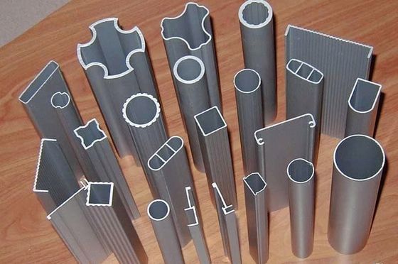 L505 Moc silnika 3KW Maszyny do cięcia piły aluminiowej do kąta drzwi okna