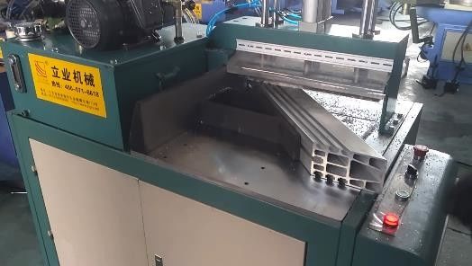 L505 Moc silnika 3KW Maszyny do cięcia piły aluminiowej do kąta drzwi okna